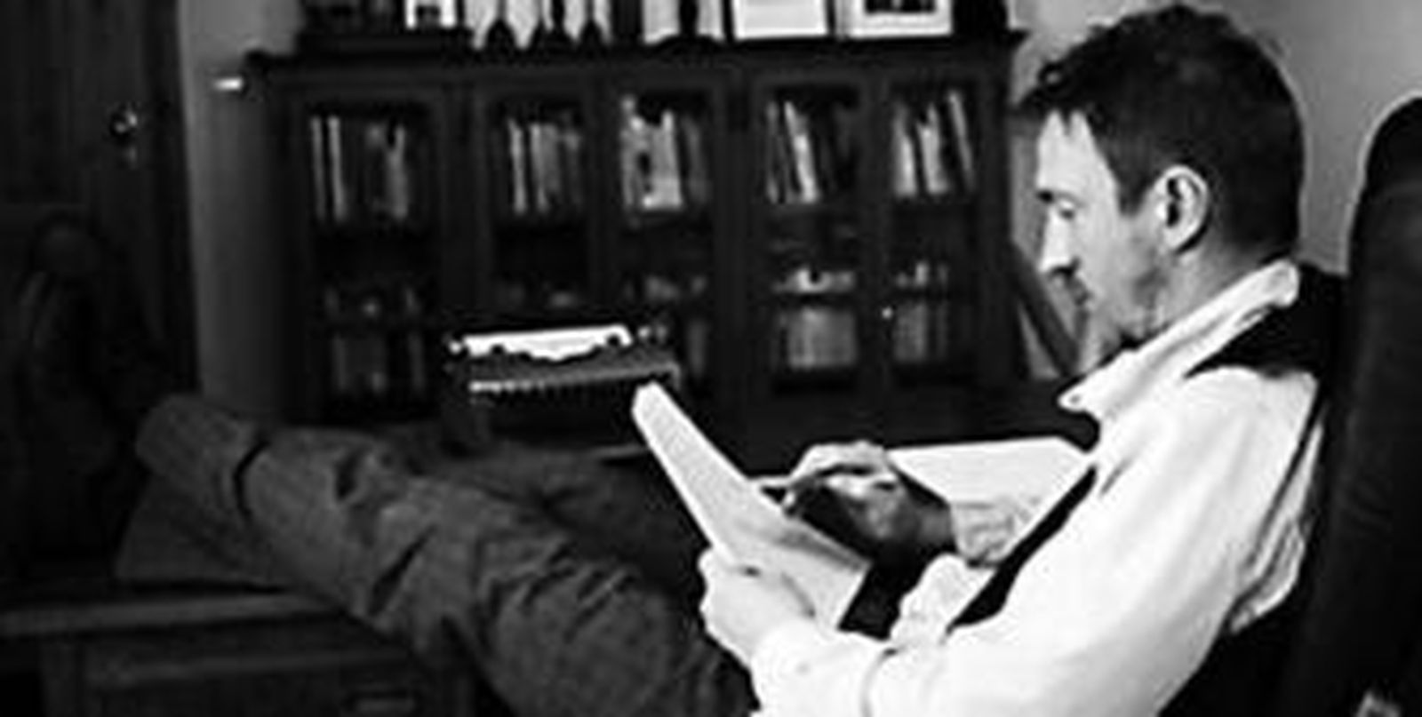 El notable escritor pierde el pulso al ponerse tras la cámara.