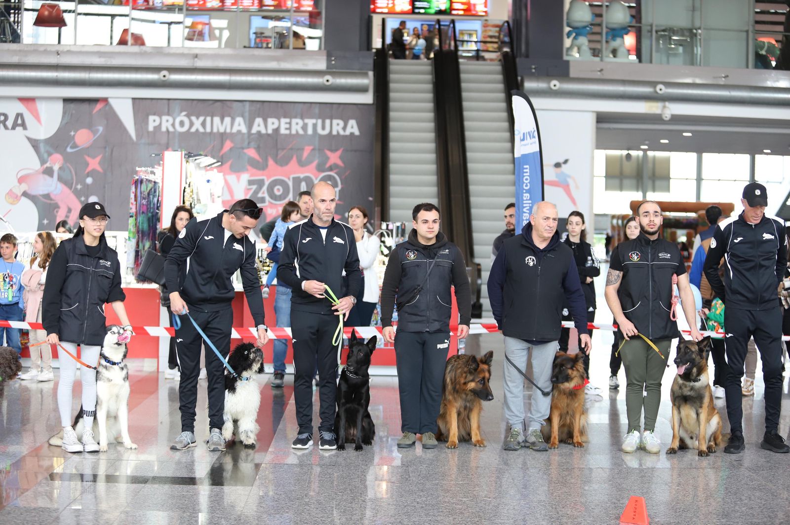 Fotos de la jornada 'Mi mascota, mi familia' en el Centro Comercial Bahía Plaza.