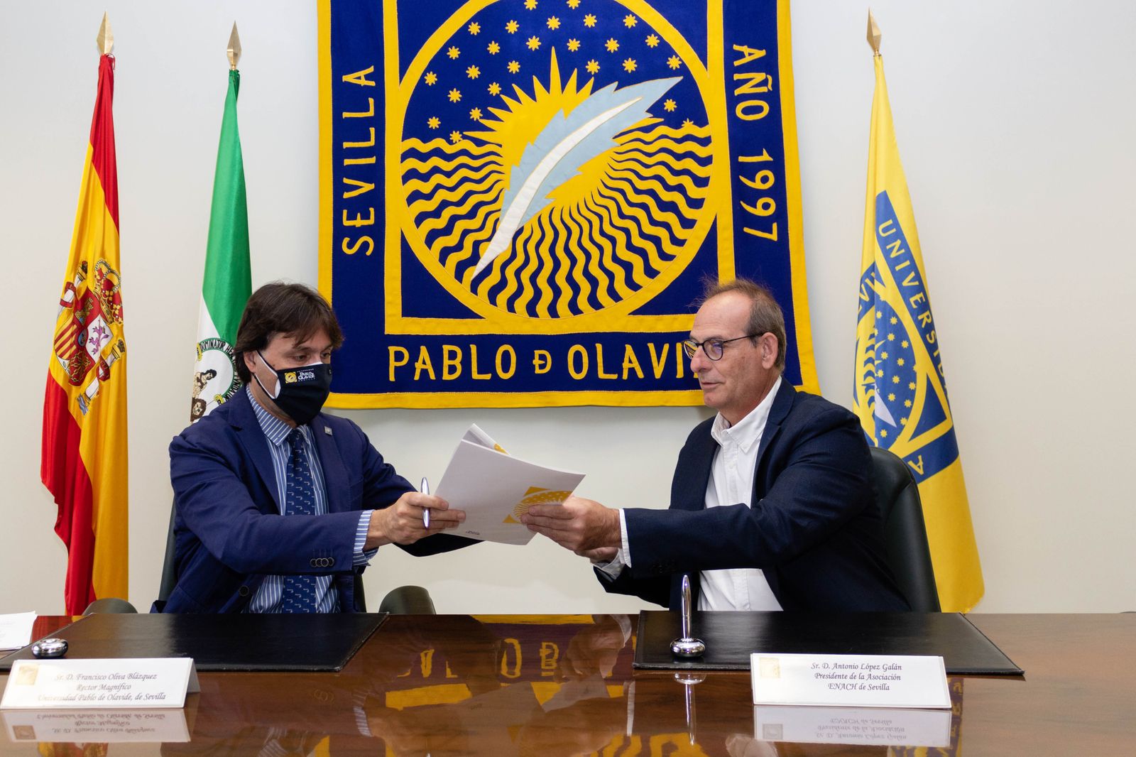 Francisco Oliva y Antonio López tras la firma del acuerdo.