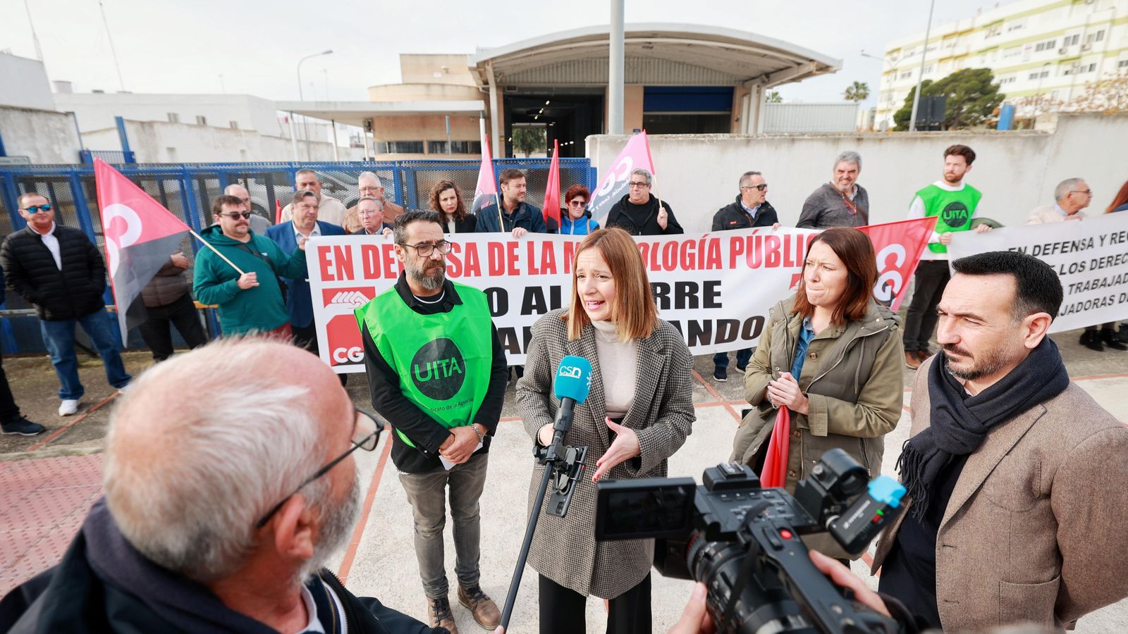 Los socialistas Ana Carrera y Fernando López Gil, en la concentración contra el cierre de las instalaciones de VEIASA en San Fernando.