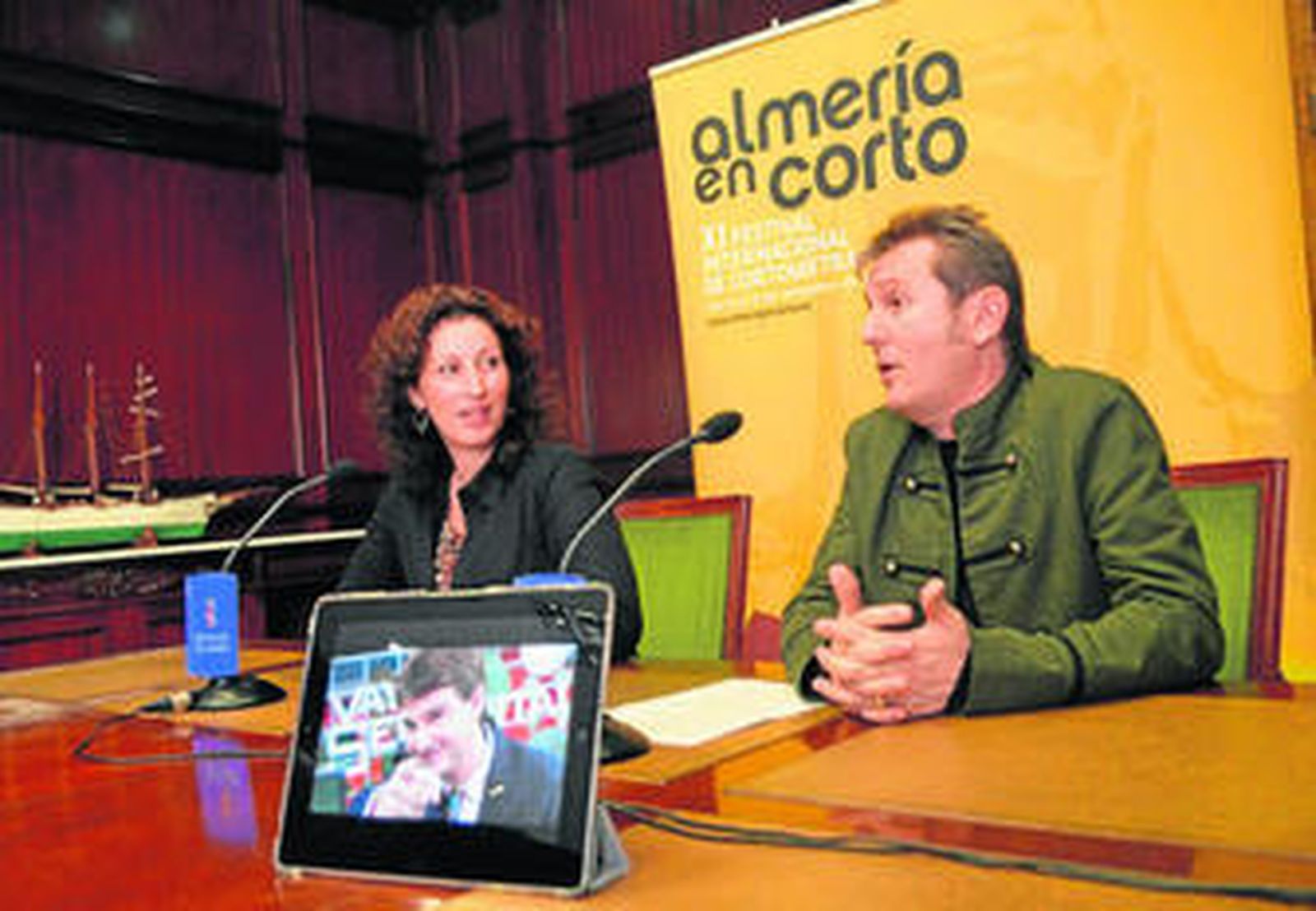 María Vázquez, diputada de Cultura, junto a Luis Serrano, director del Festival 'Almería en corto'.
