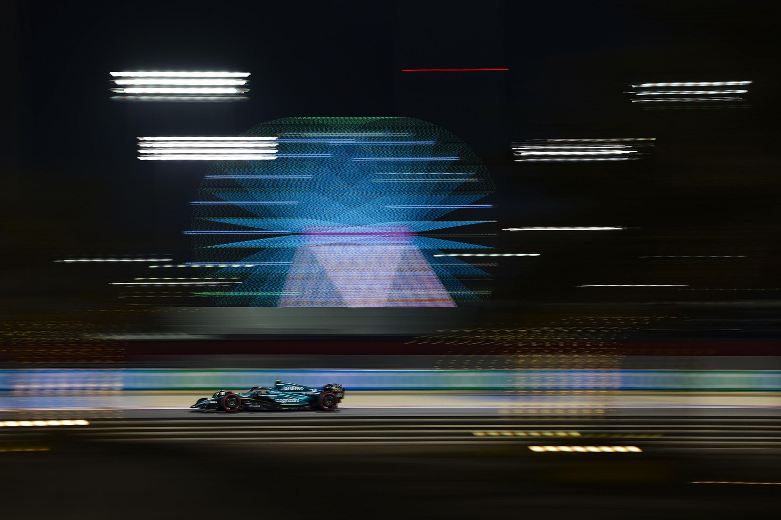 El Aston Martin de Fernando Alonso, este viernes en el circuito de Shakir.