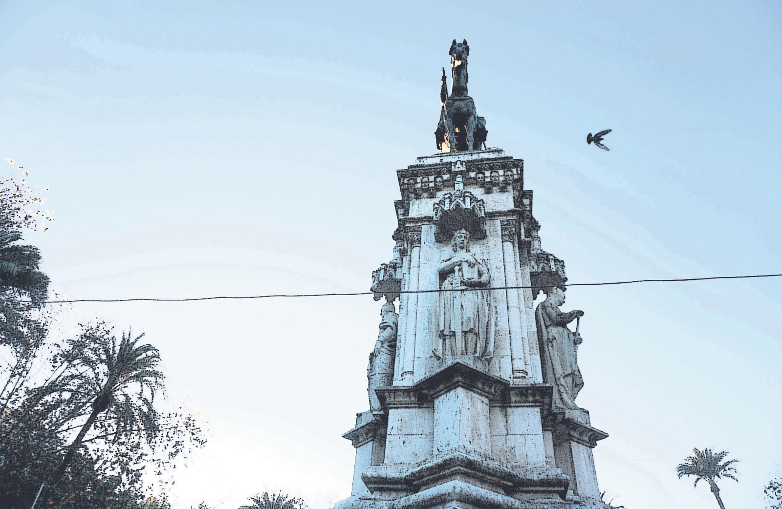 Monumento a Fernando III en la Plaza Nueva, que contiene una estatua de Alfonso X.
