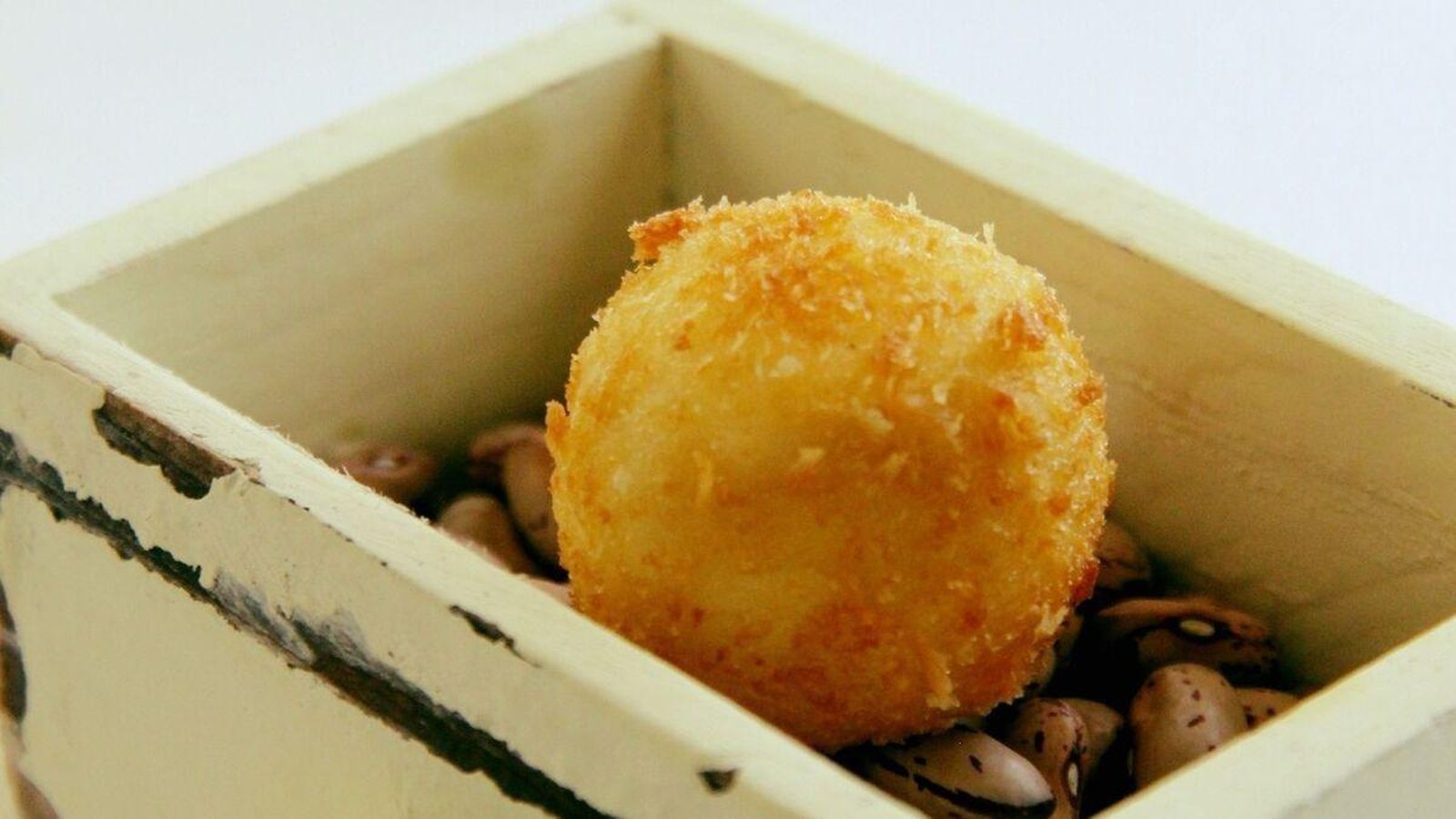 Las croquetas de leche de oveja de Calaveruela son buque insignia de Terra Olea