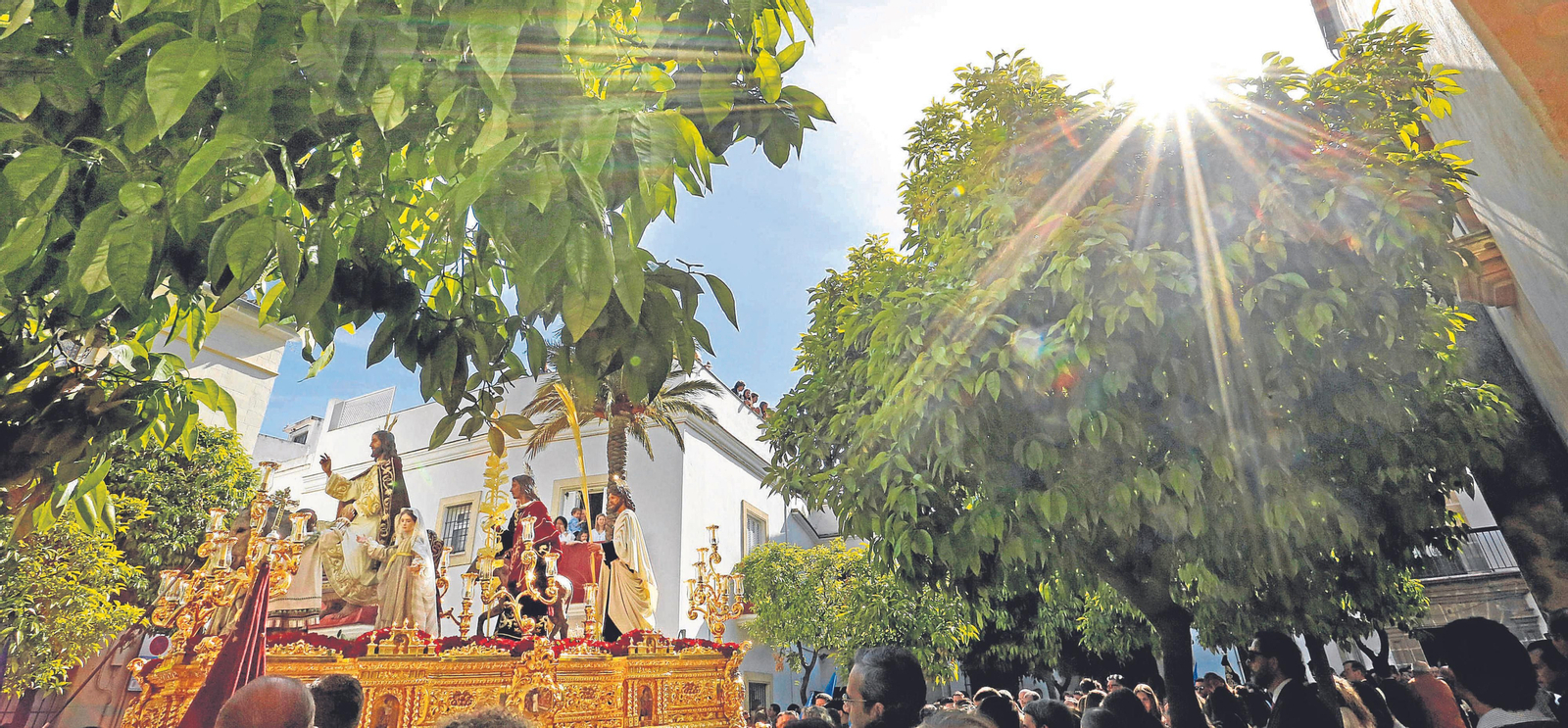 El sol brilla en todo lo alto mientras Cristo Rey avanza hacia la Carrera Oficial.
