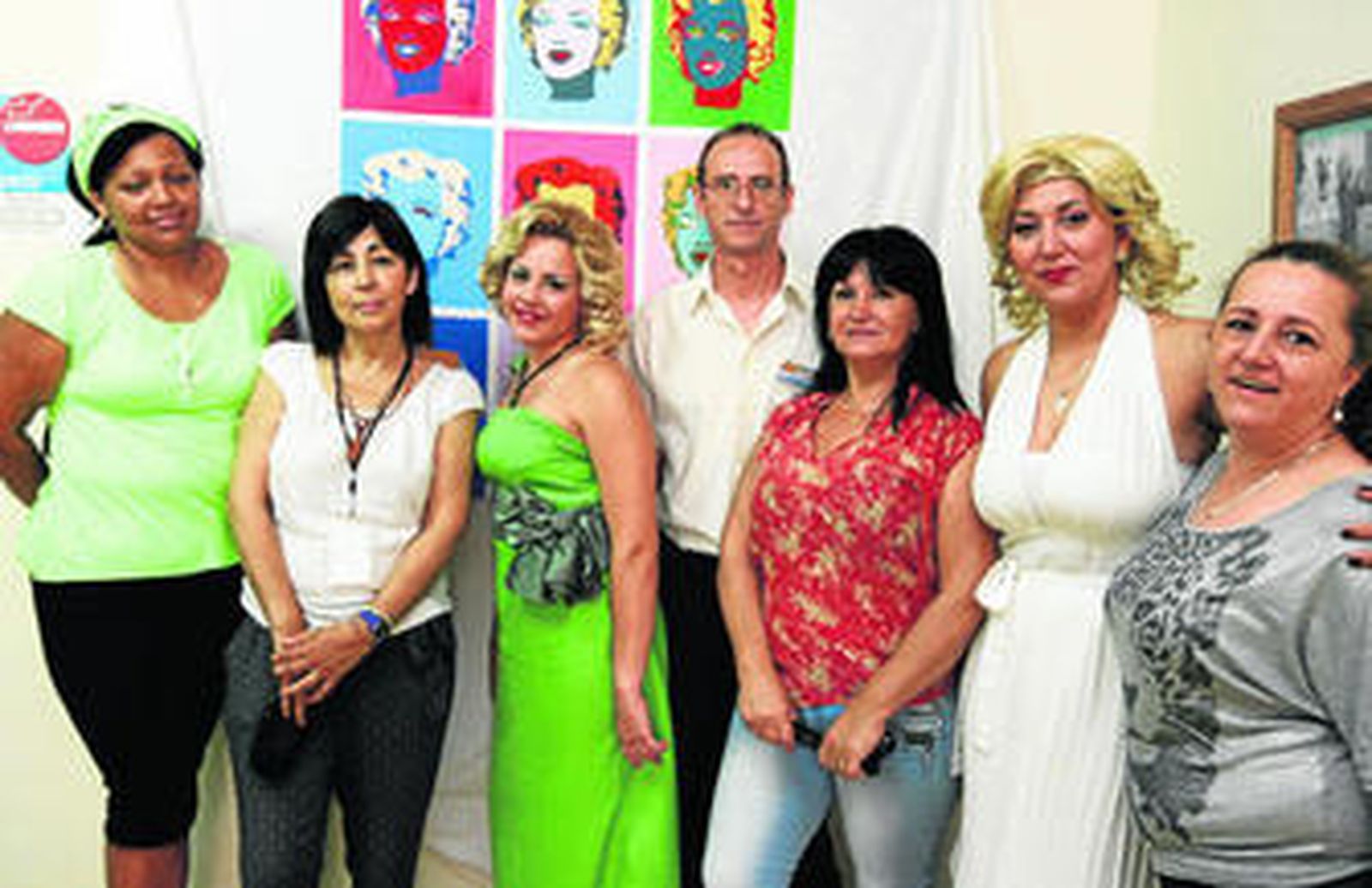 Félix posa con Olga y parte del equipo de la exposición.