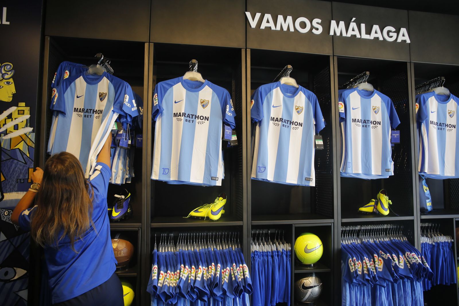 Así cuelgan ya las nuevas camisetas del equipo.