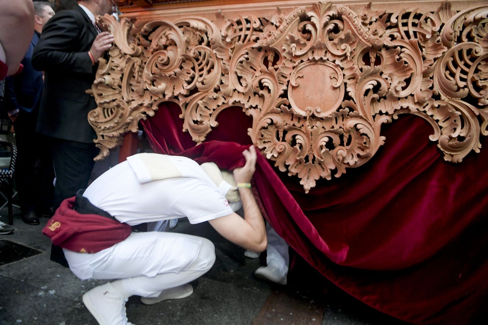 Así vivió Granada la salida de la Hermandad de la Santa Cena Sacramental 2025