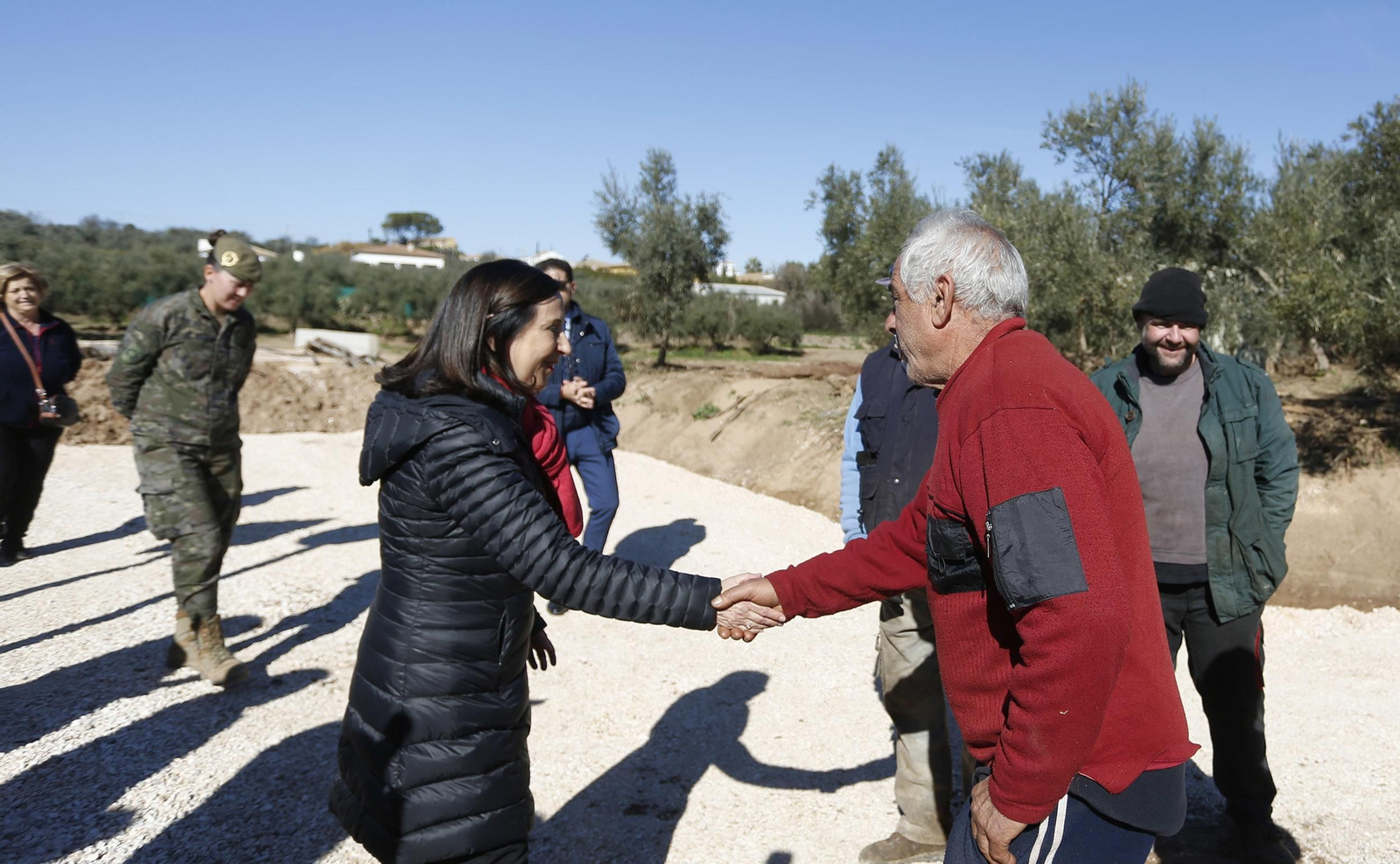 La visita de la ministra de Defensa a los puentes de Casariche y El Rubio, en imágenes