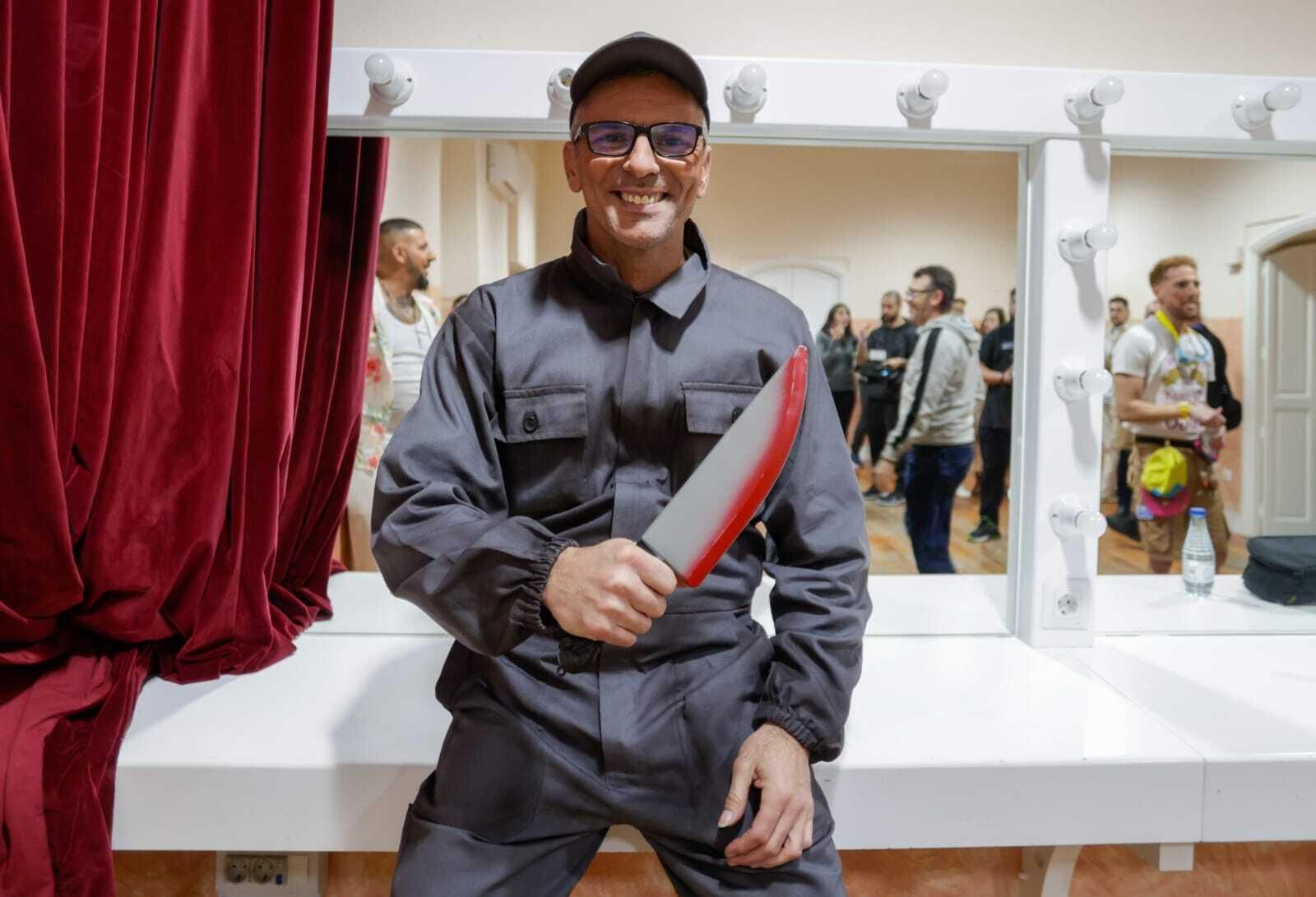 Iván Romero en los camerinos antes de bajar a cantar al escenario del Falla.
