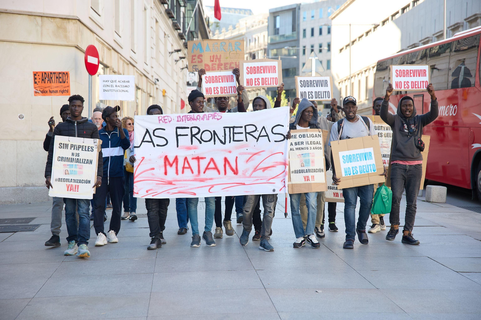 Protestas en favor de la regularización en los aledaños del Congreso.