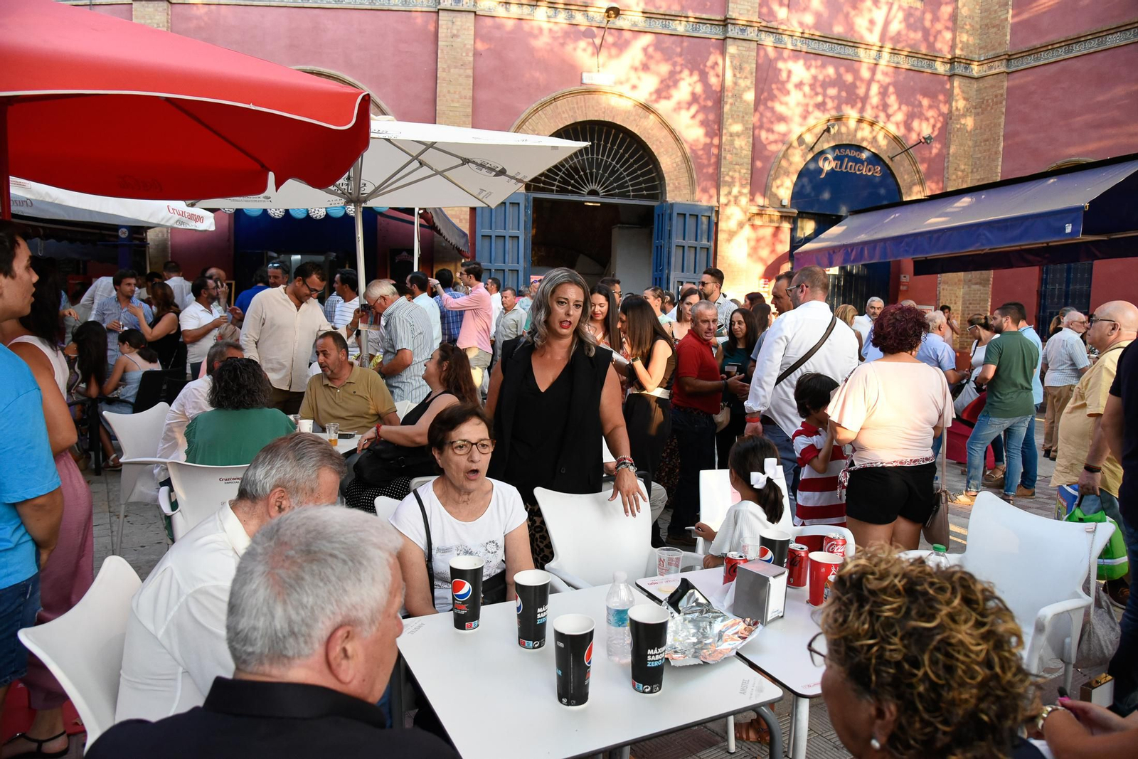 Colombinas 2022: Imágenes del ambiente en la plaza de toros en la novillada del martes