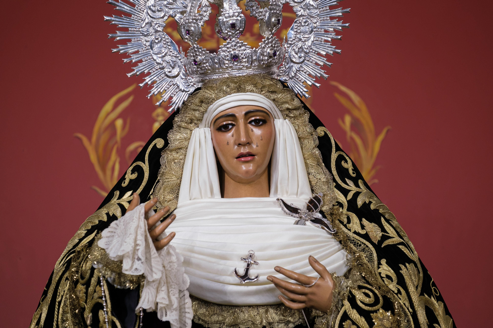 La Esperanza de Triana se viste de luto por los fieles difuntos