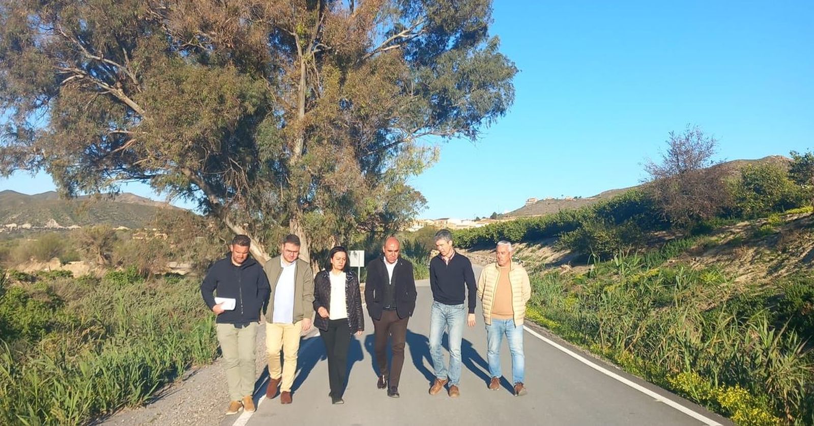 Imagen de archivo de la visita a la remodelación de un camino rural en Cantoria.