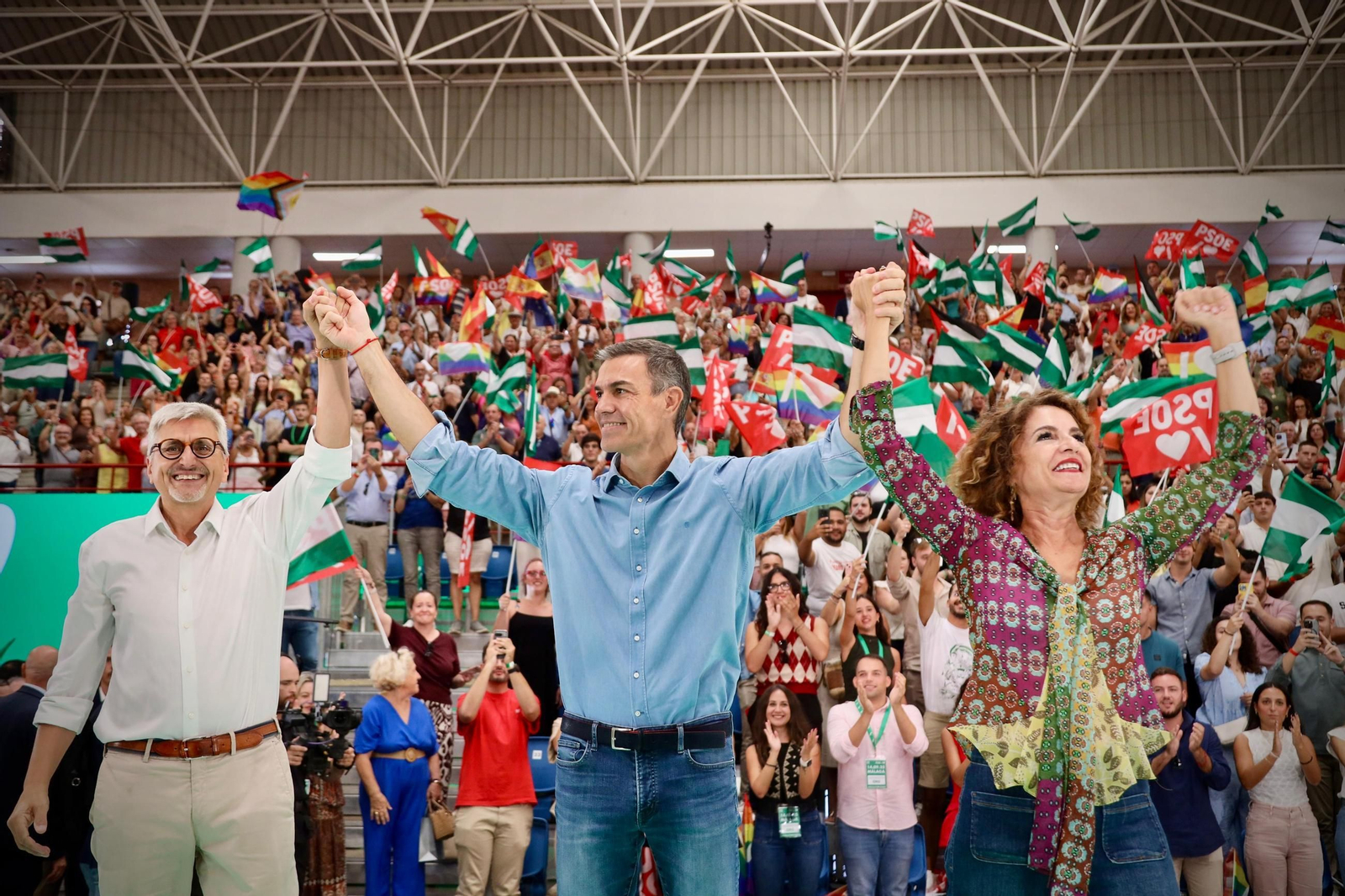 Sánchez arropa la candidatura de Montero en un multitudinario acot en Málaga, en imágenes