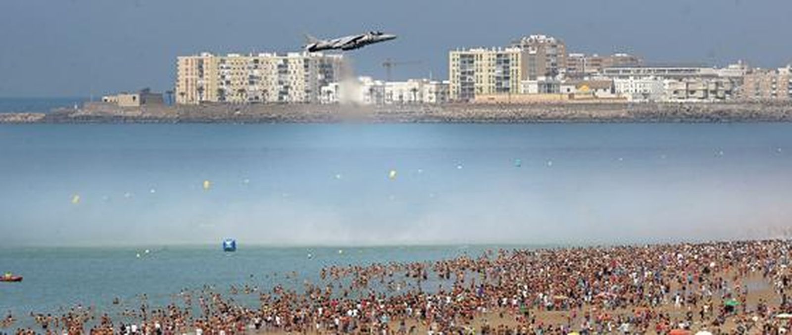 190.000 personas disfrutan del III Festival Aéreo en la playa de la Victoria. /Foto: Julio González