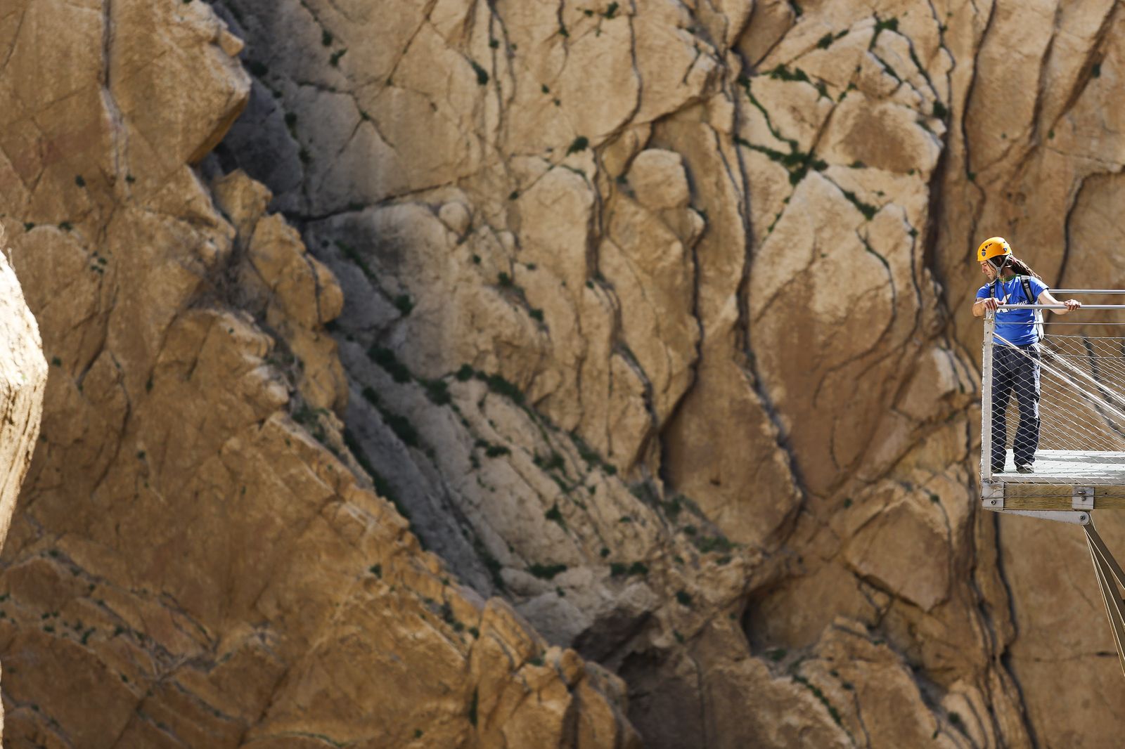 Una persona asomada a uno de los balcones de la pasarela.