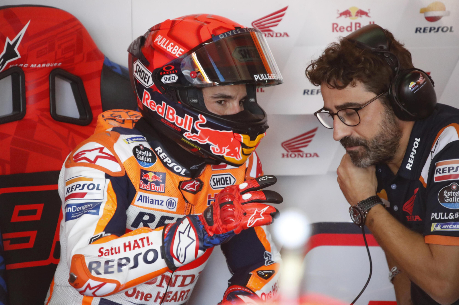 Marc Márquez charla con Santi Hernández en el box del Honda Repsol.