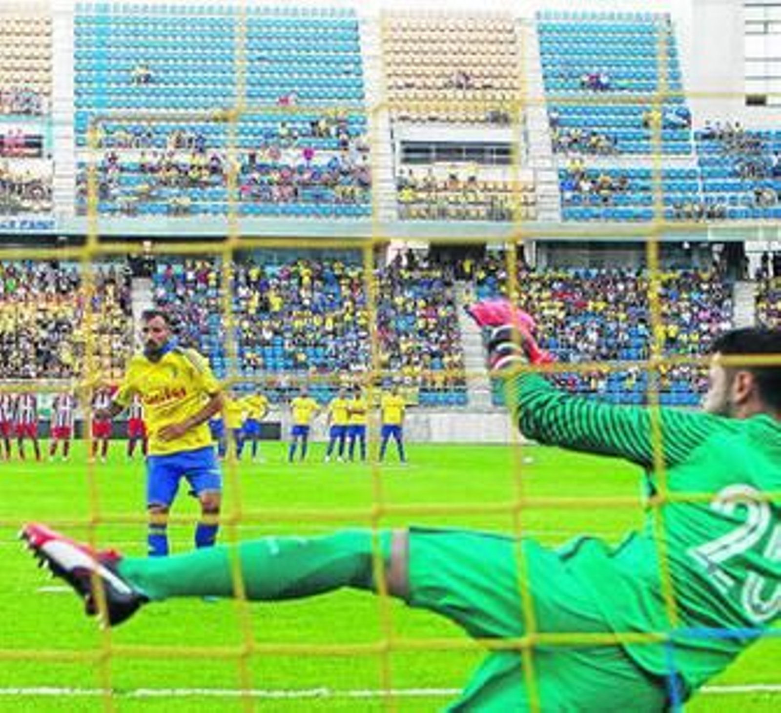 Aspecto que presentaba el Fondo Sur durante la tanda de penaltis del Cádiz-Atlético de Madrid.