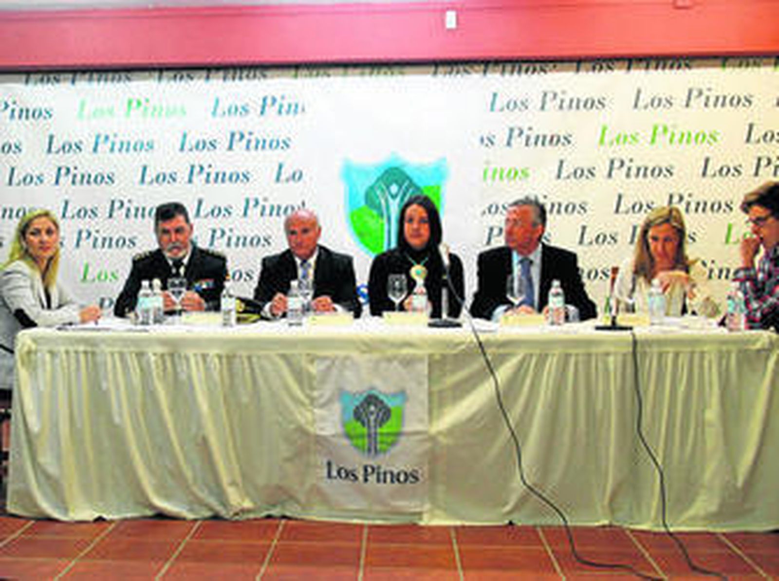Imagen de la mesa redonda y la clausura de las jornadas del colegio Los Pinos.