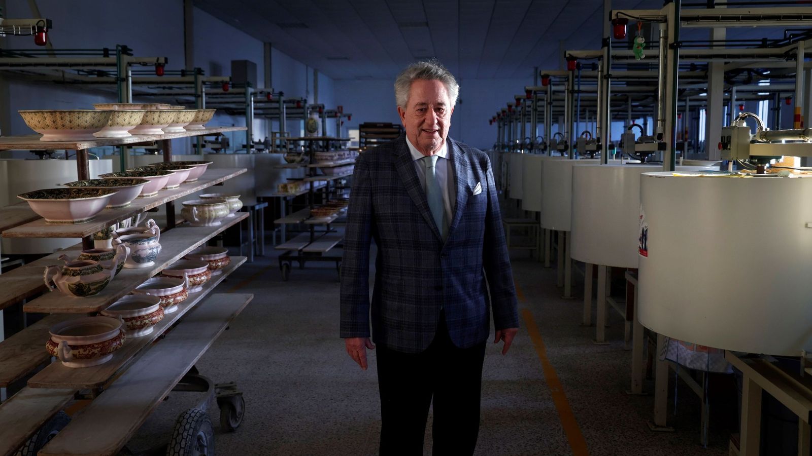 El empresarrio Javier Targhetta, en una de las zonas de producción de la fábrica La Cartuja