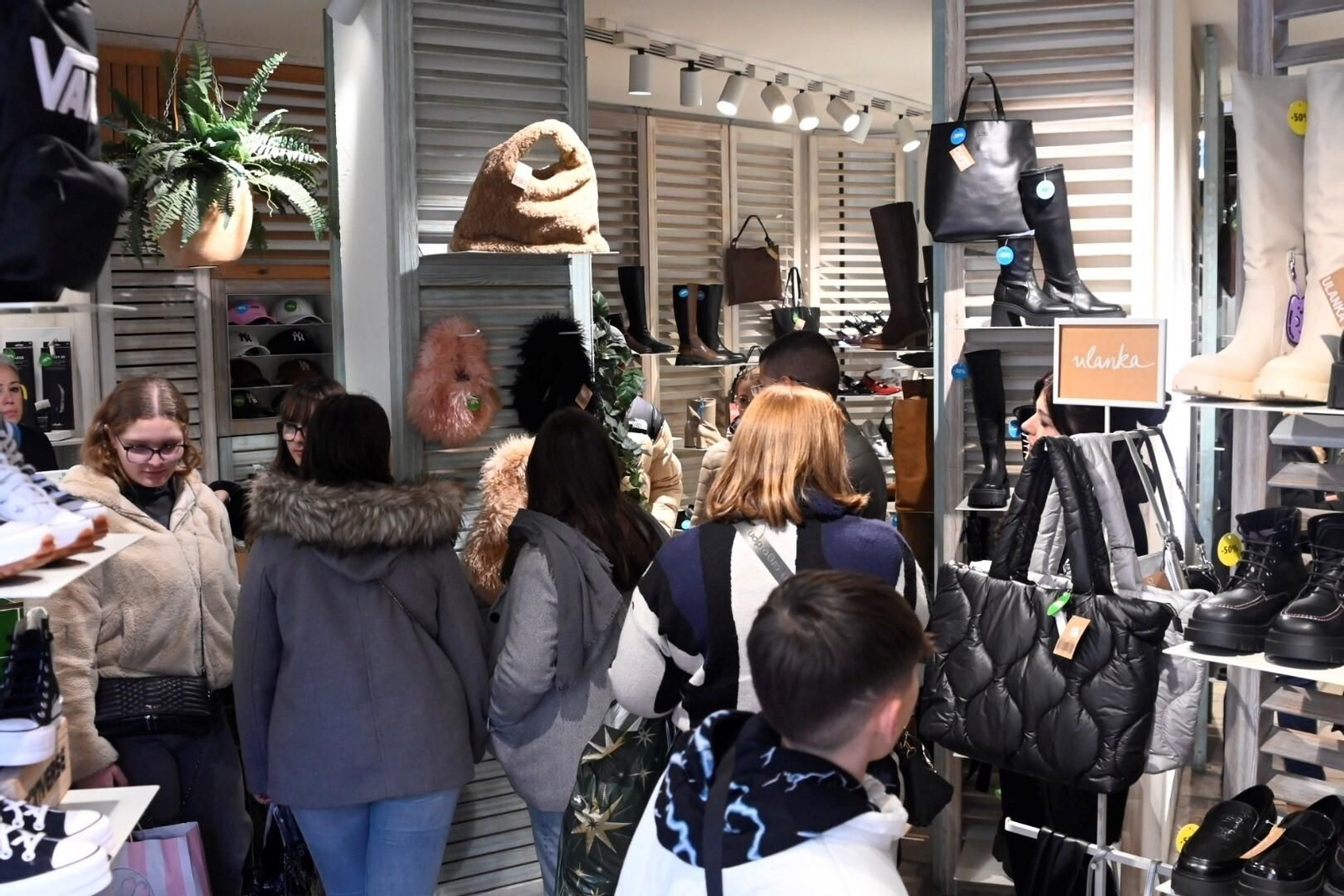 Las cordobeses se echan a la calle el primer día de las rebajas de invierno, en imágenes