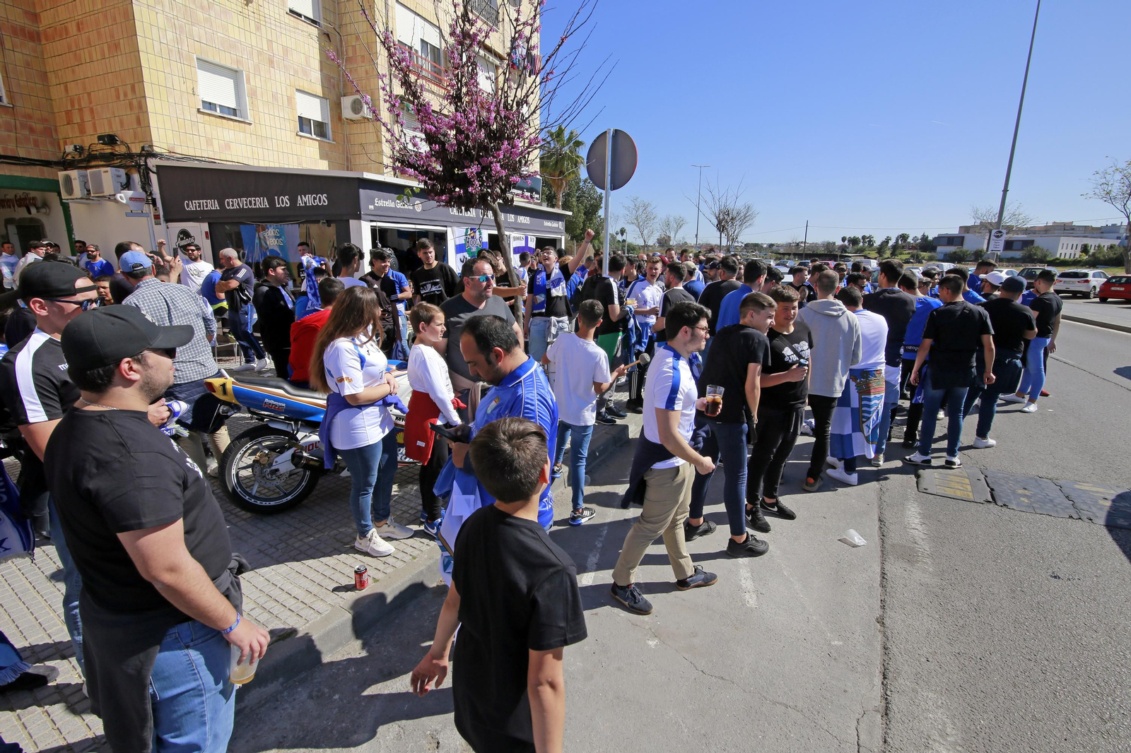 Recibimiento de la afición antes del derbi
