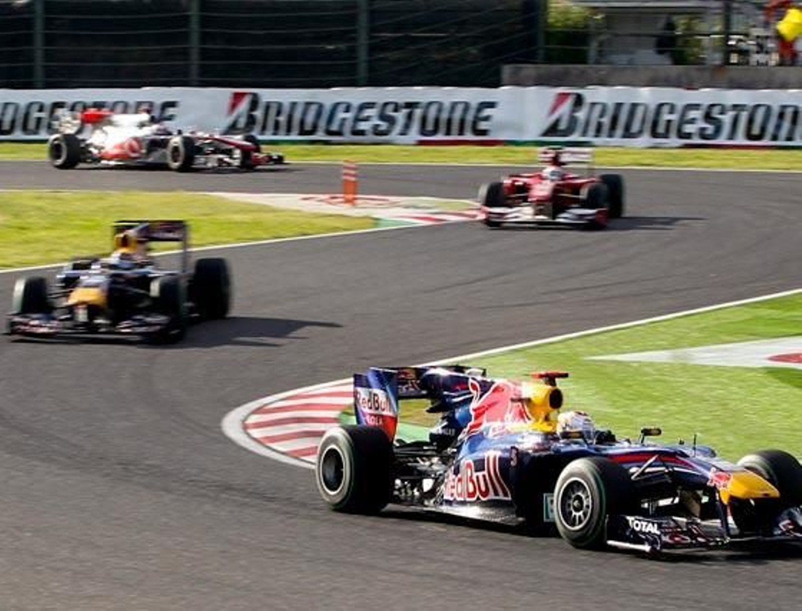 Fernando Alonso logra superar el peor circuito que le quedaba para Ferrari F10 con un tercer puesto detrás de los Red Bull del alemán Sebastian Vettel y del australiano Mark Webber

Foto: efe