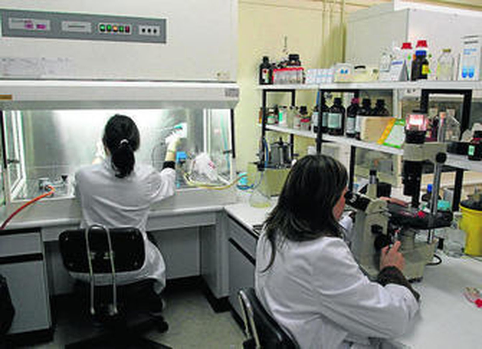 Científicas del hospital prueban nuevos medicamentes en el laboratorio.