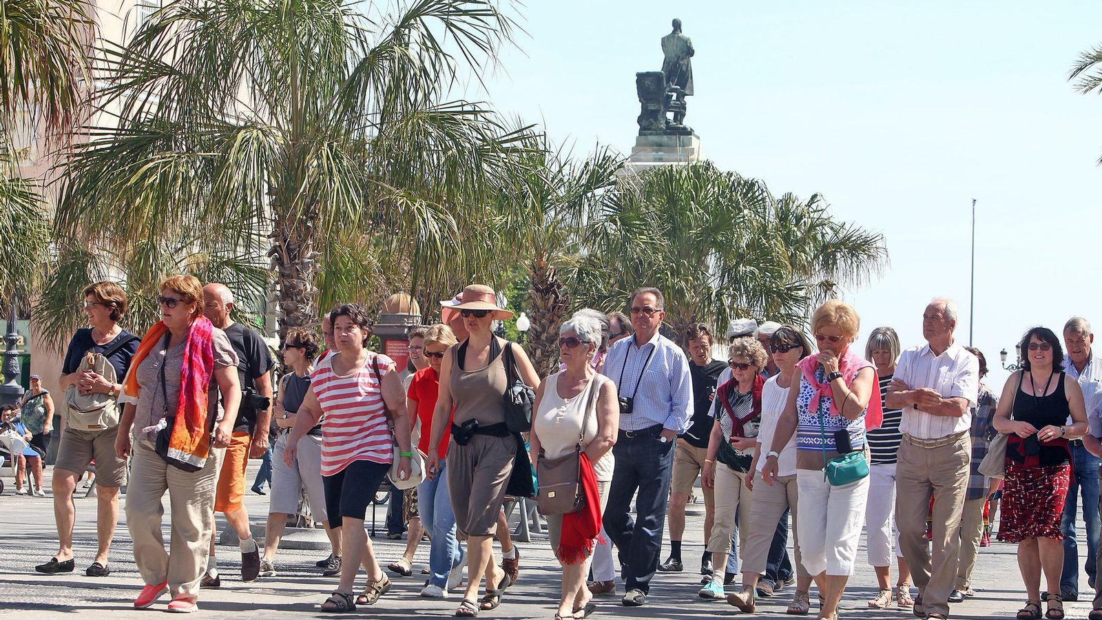 Turistas en la plaza de San Juan de Dios