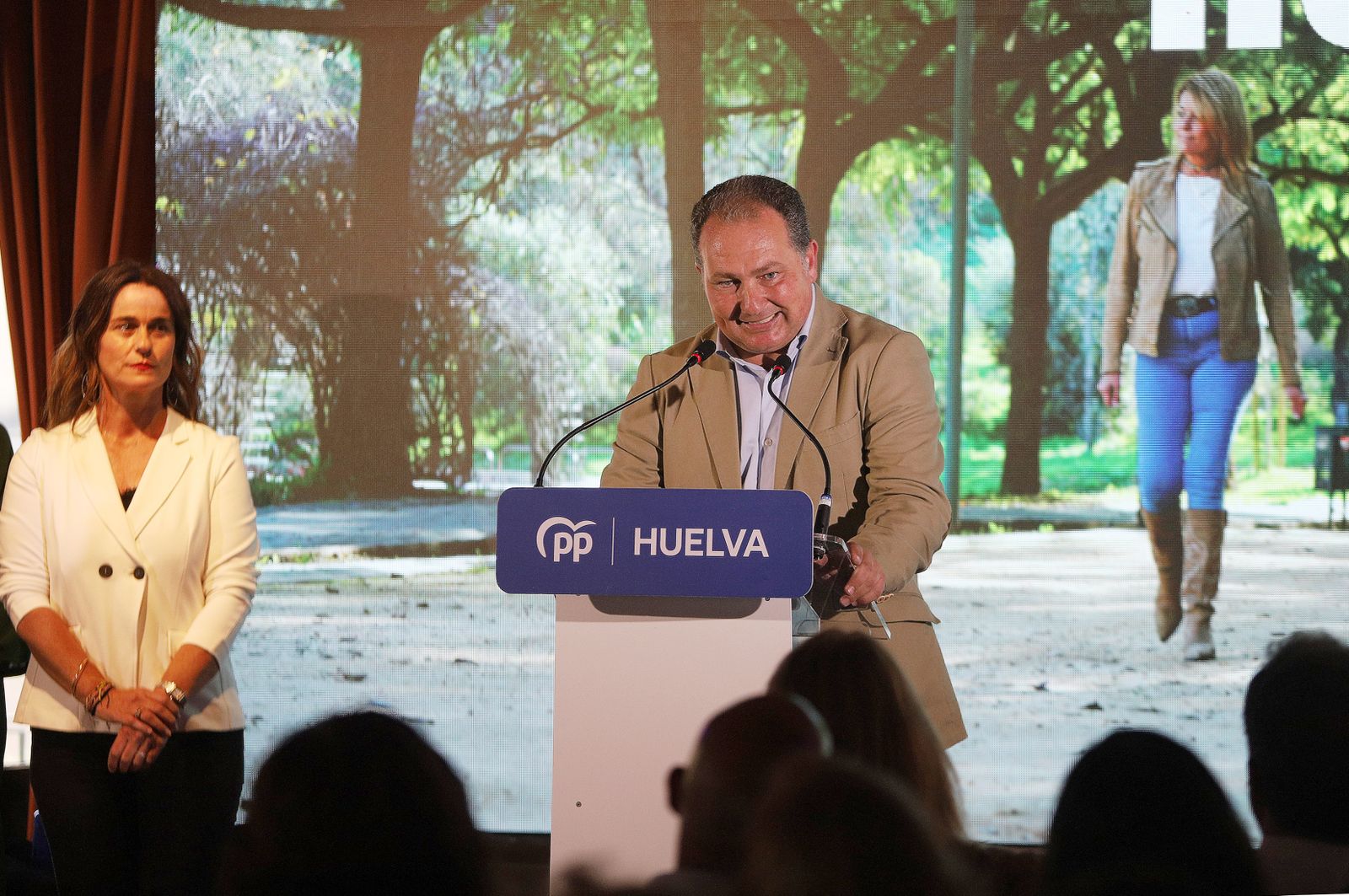 Imágenes del acto de la candidata Pilar Miranda acompañada por Elías Bendodo