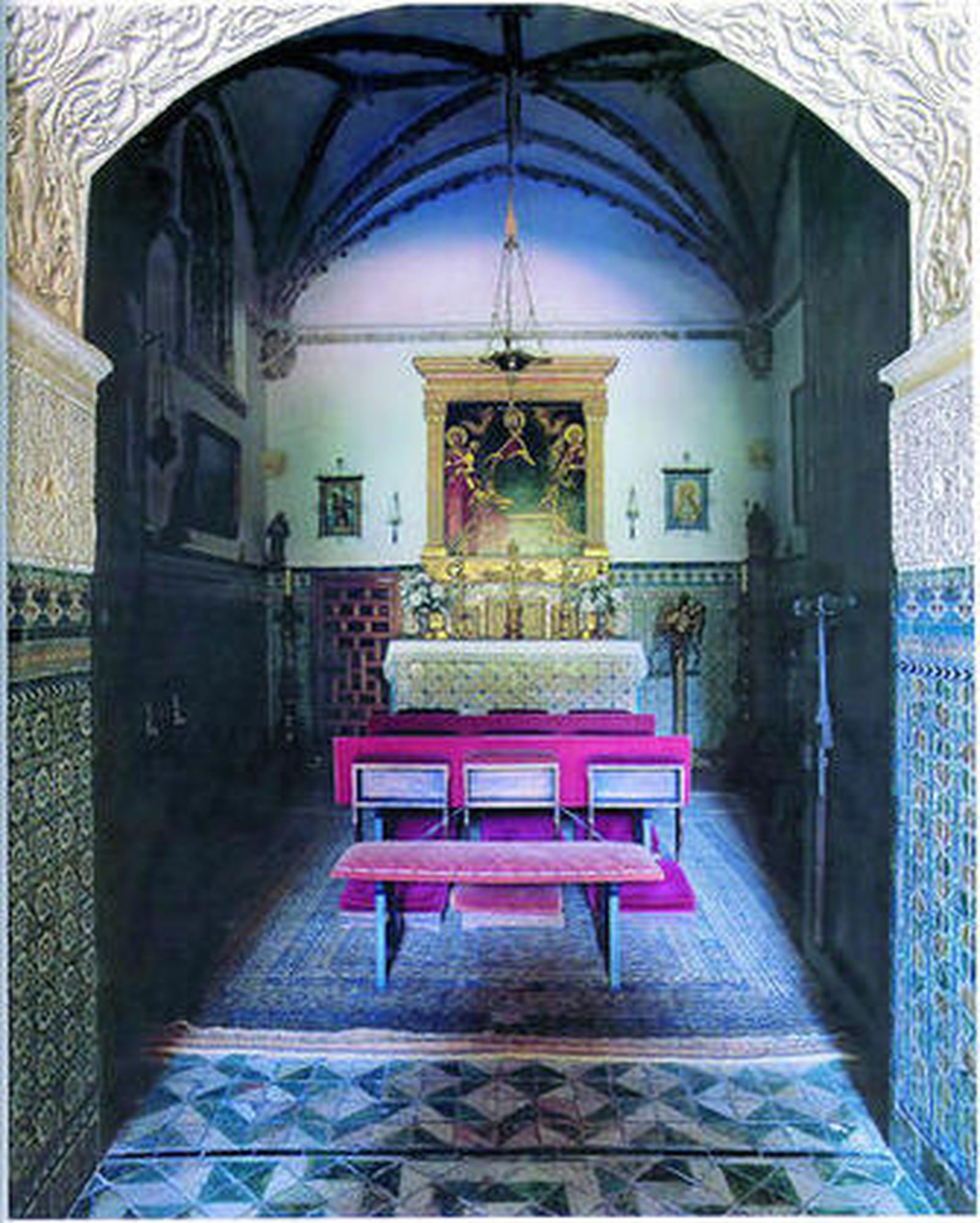 Interior de una de las capillas del Palacio de las Dueñas de Sevilla.