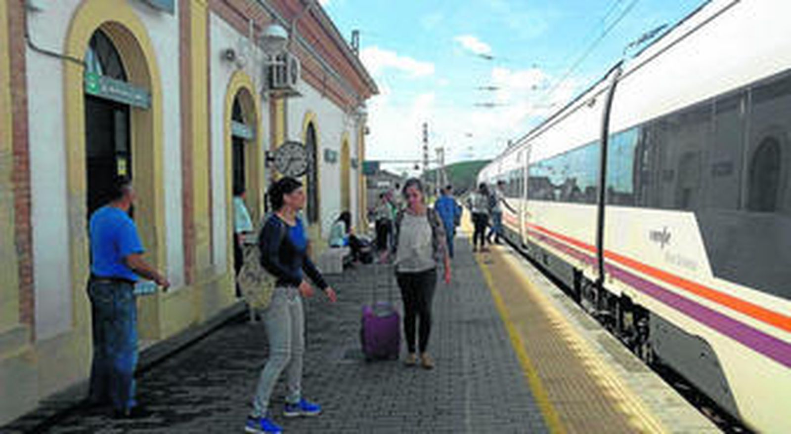 Usuarios de la estación de tren de Palma del Río.