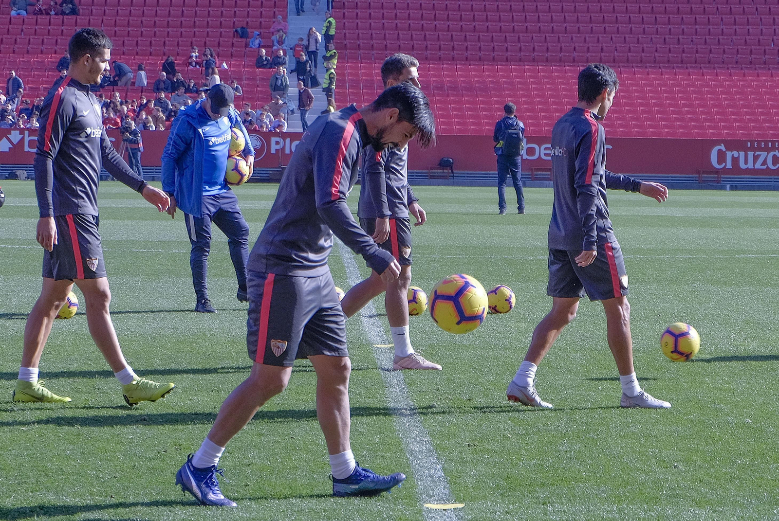 Multitudinario entrenamiento a puerta abierta del Sevilla en el Sánchez-Pizjuán