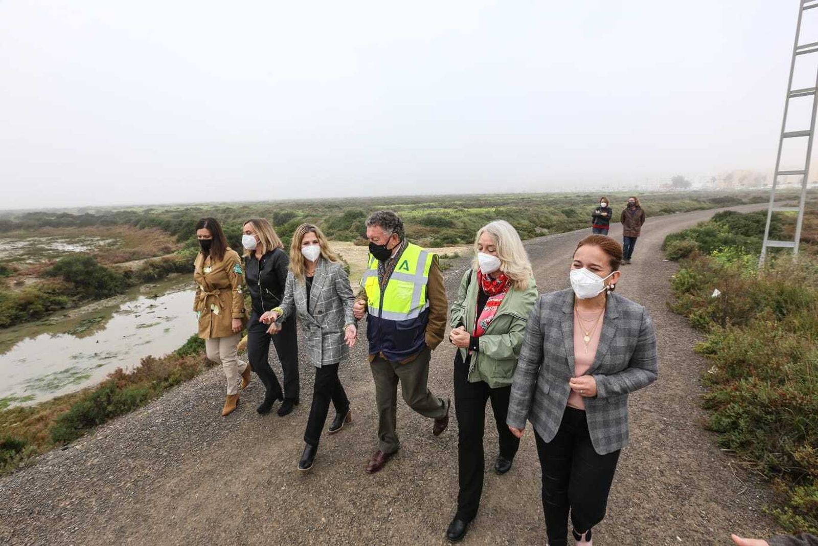 Representantes de la Junta y de los ayuntamientos de San Fernando y Chiclana, durante la visita a las obras que se hizo en enero.