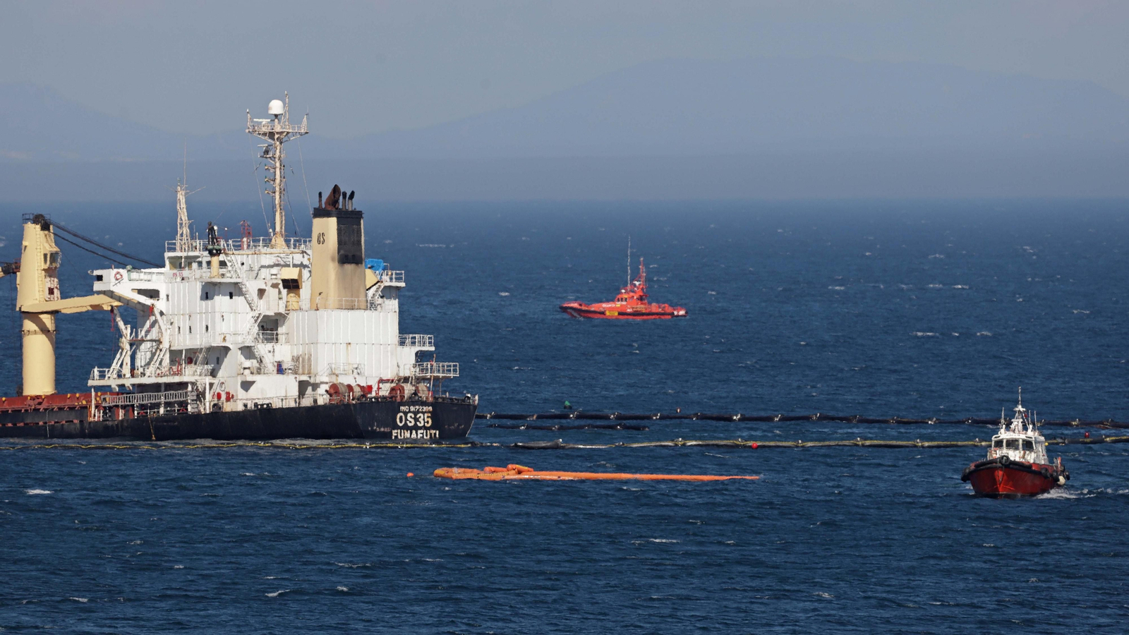 Fotos del hundimiento controlado del buque OS35 en Gibraltar