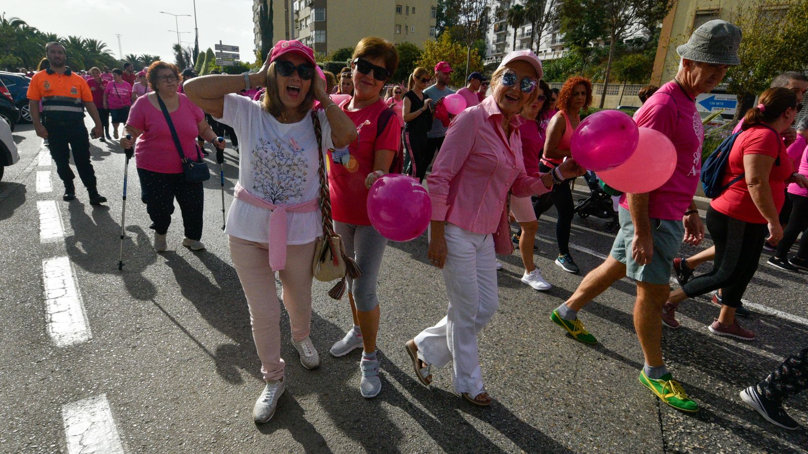 Las fotos de la Marcha contra el cáncer de mama en Algeciras