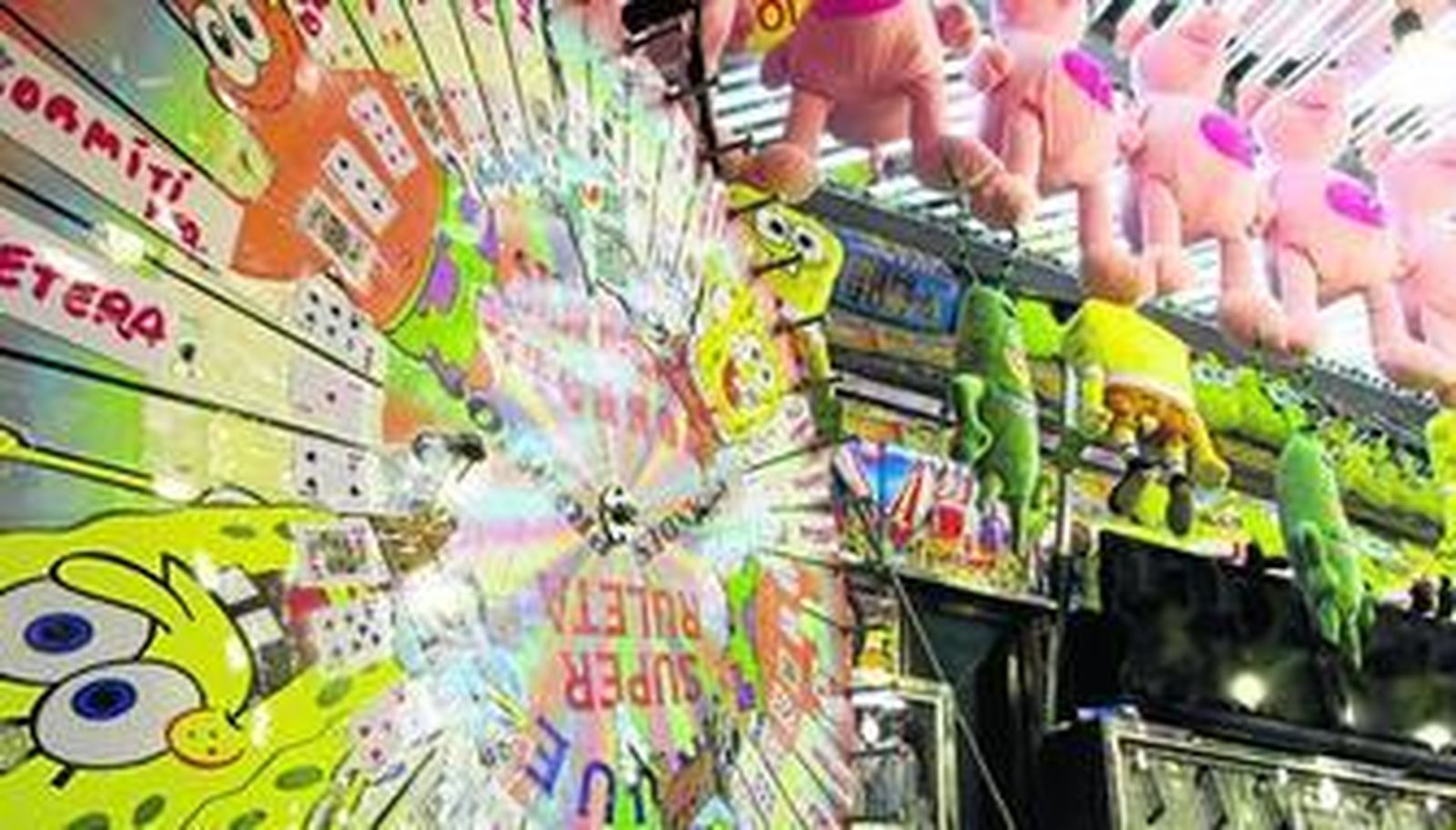 La ruleta de una de las tómbolas del recinto con el protagonista de la Feria, Bob Esponja.