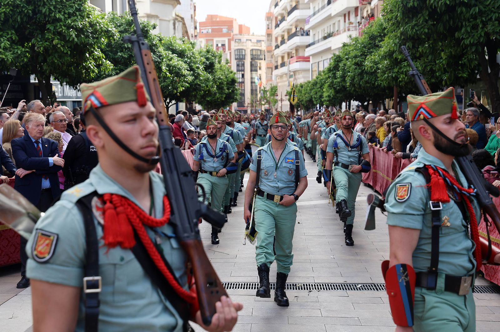 Sábado de Pasión: Imágenes de la procesión del Cristo de la Vera+Cruz portado por el Grupo de Caballería Ligero Acorazado 'Reyes Católicos' II de la Legión de Ronda
