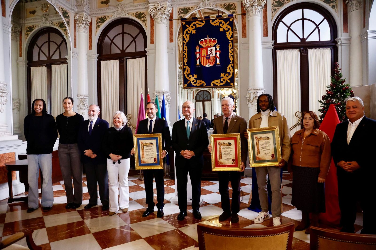 Autoridades municipales con los representantes de los Reyes Magos