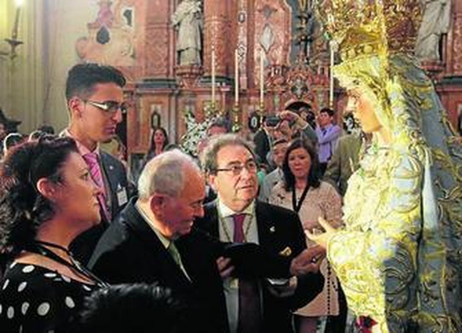 Los hermanos veteranos macarenos fueron acompañados al besamanos de la Virgen en el Sagrario, el pasado mayo.