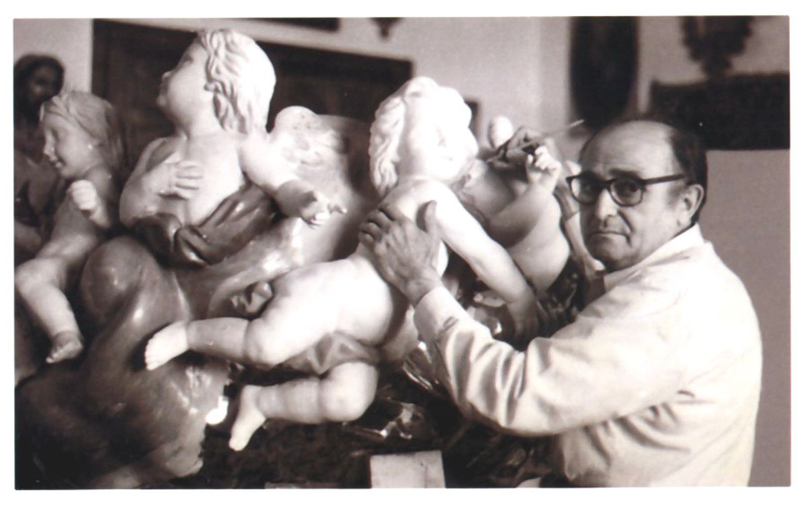 Sebastián Santos trabajando en una de sus obras.