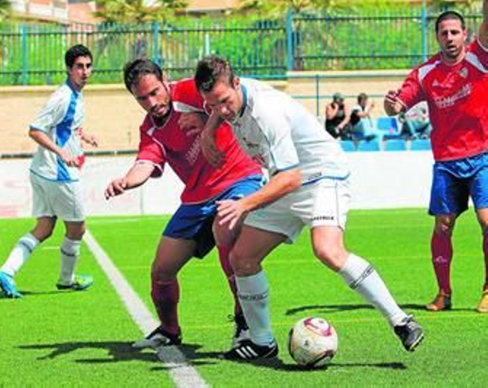 Añón y Gálvez pelean por un balón Añón y Gálvez pelean por un balón
