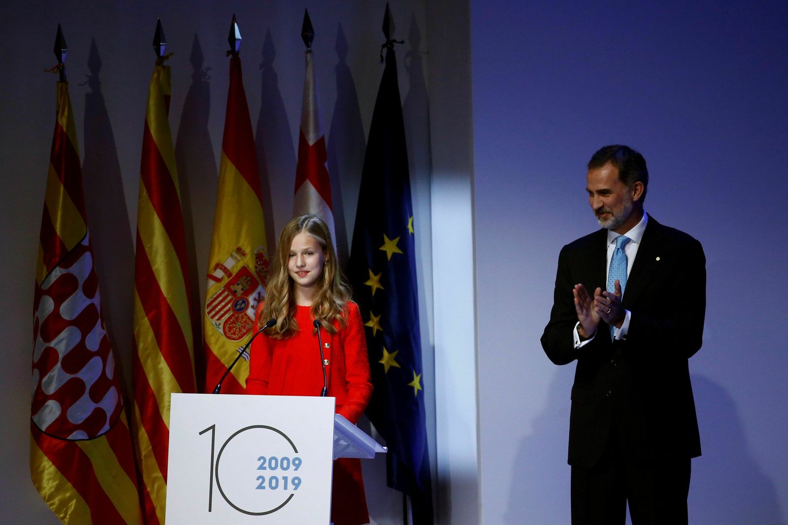 La princesa Leonor, en presencia del rey Felipe VI, en el acto de entrega de los Premios Princesa de Girona, este lunes en el Palacio de Congresos de Barcelona.