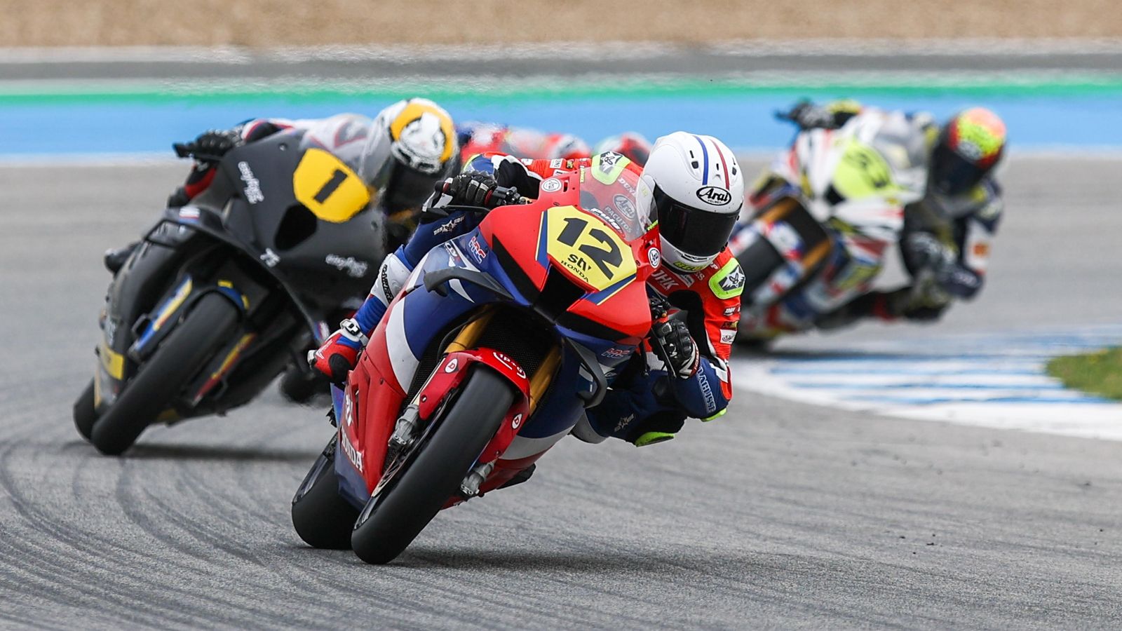 Borja Gómez liderando la carrera de SBK.