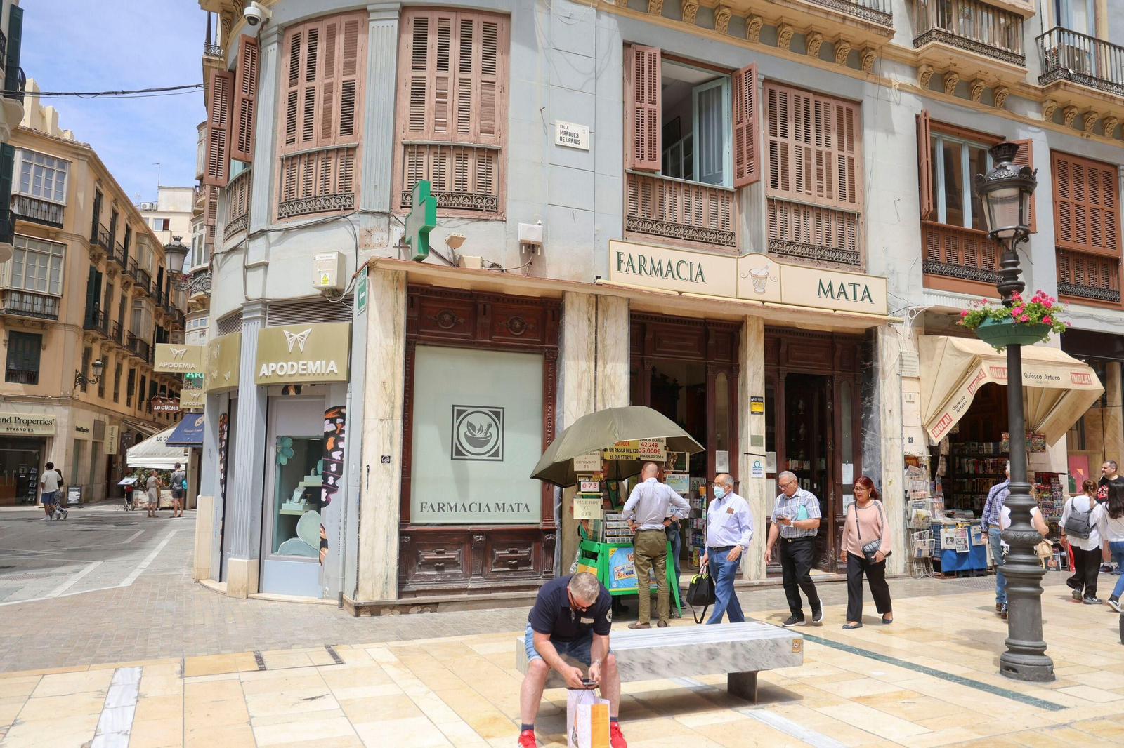 La farmacia Mata junto al Quiosco Arturo, dos negocios con tradición en la calle Larios.
