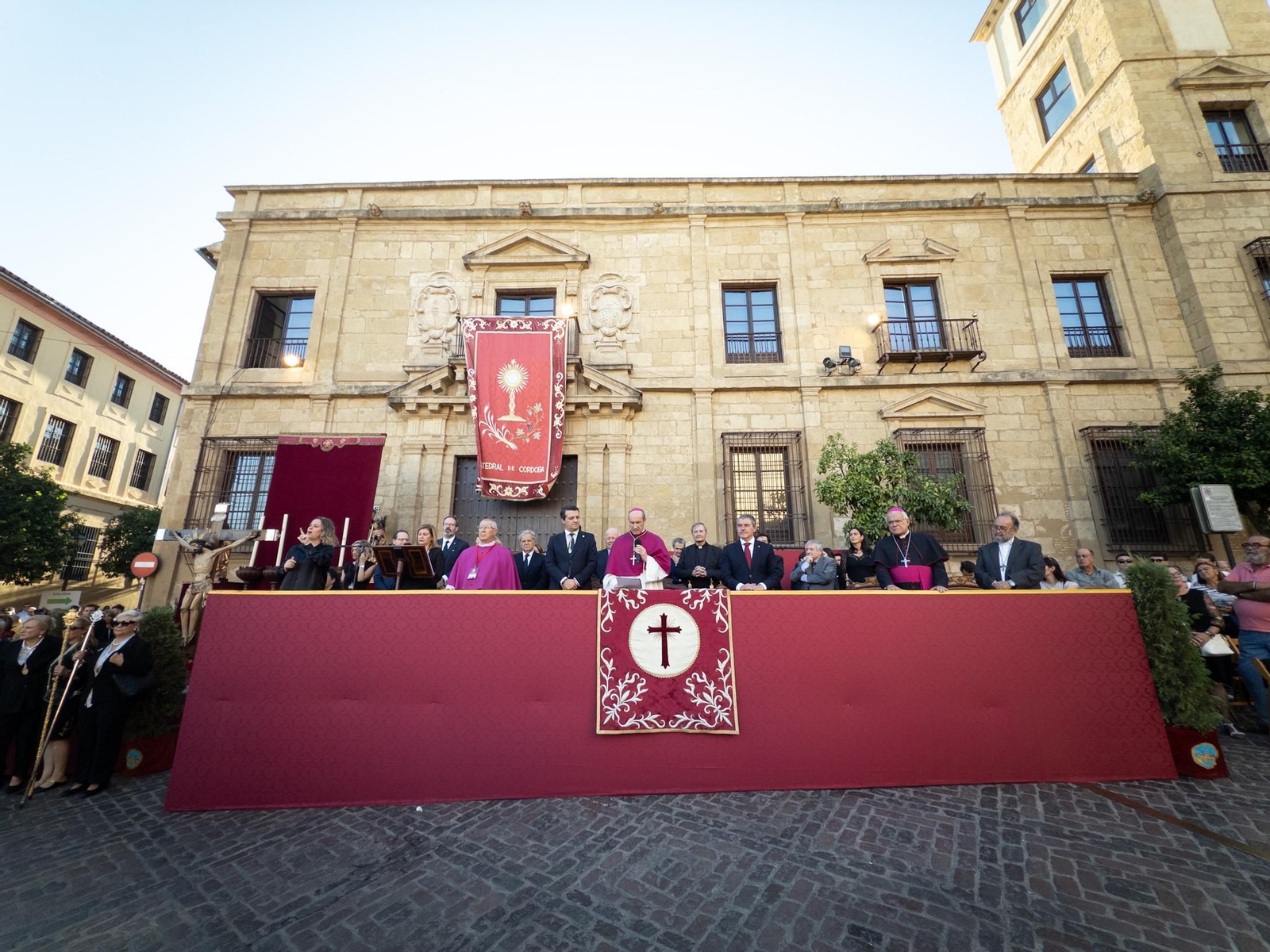La llegada del Cristo de San Álvaro al Magno Vía Crucis