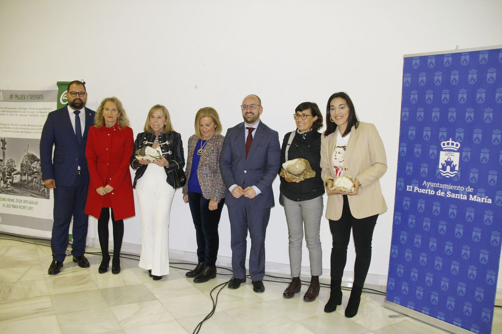 Las madres de Belén Mozo y Blanca Manchón, junto a Patricia Berciano y responsables municipales.