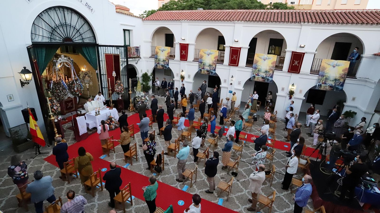 Vista de los devotos que participan en la misa respetando las medidas de seguridad.