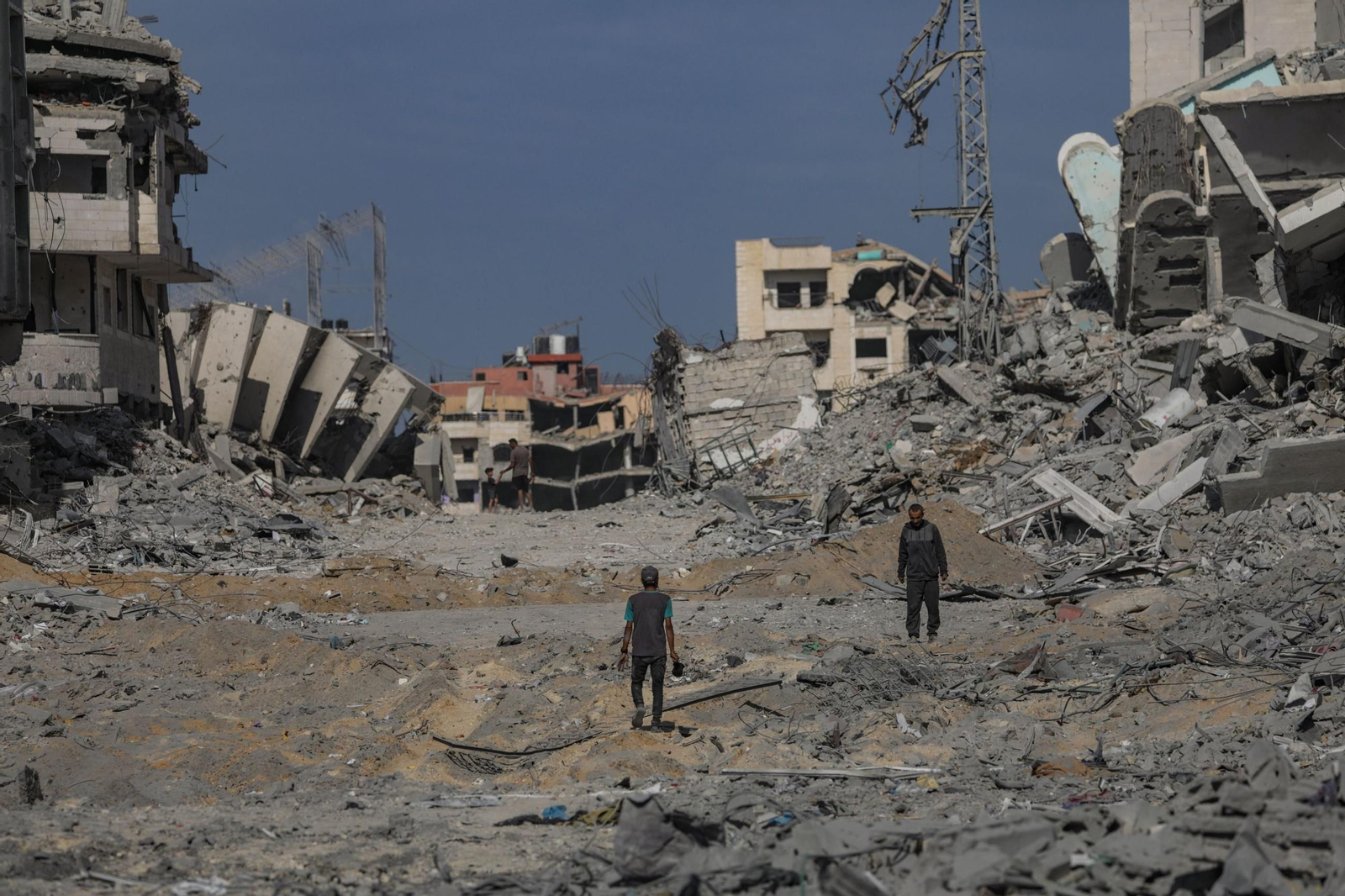 Las imágenes de Gaza tras el alto el fuego: los gazatíes andan entre las ruina de sus ciudades